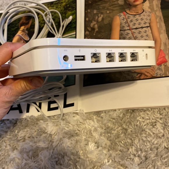 Apple Router AirPort Extreme Base Station Model A1143 - Picture 5 of 13